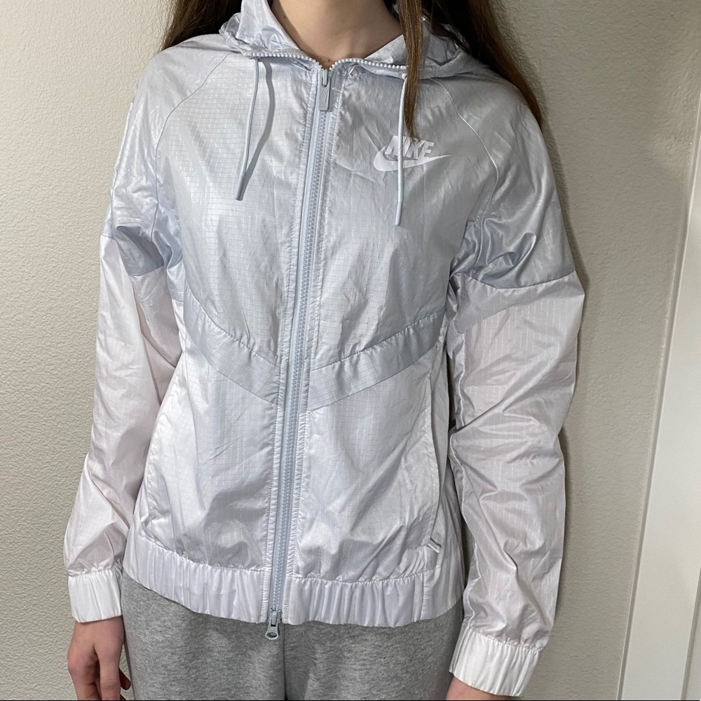 Light grey nike windbreaker
